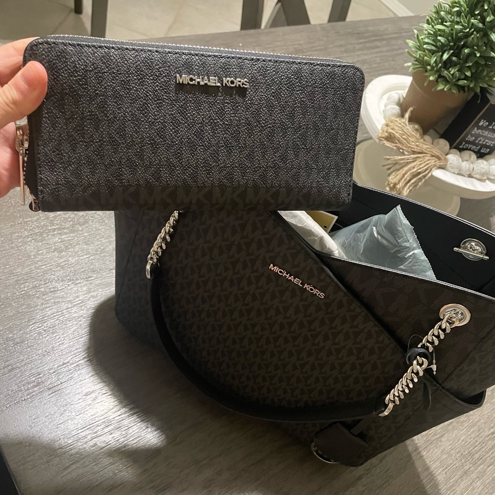 Brand new still has tags and tissue paper in it Micheal kors bag
